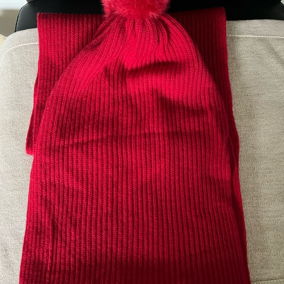 TALBOTS PRE-LOVED AUTHENTIC BEANIE & SCARF QUALITY DESIGN SET
